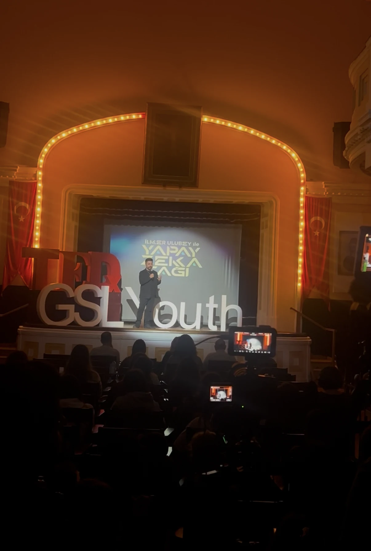 İlker Ulubey TEDx Galatasaray Lisesi Youth sahnesinde