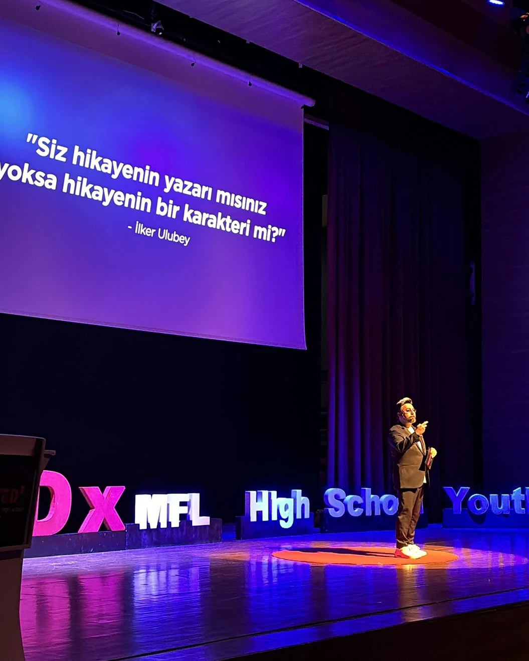 İlker Ulubey TEDx MFL High School Youth sahnesinde